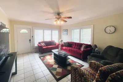 Image de Cozy 3-bedroom, 2-bath house in charming Bainbridge with parking for your boat!