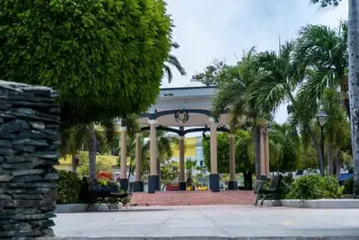 Dashari room C2-1 Close to the boardwalk and 10 minutes from the beaches.