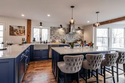 Image de The Old Bell Tavern - Luxury in the Country\n3BDR w/Ac and fantastic deck!