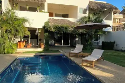 Image de Luxurious 4-bedroom villa with Starlink, Ac, Pool, 1 min walk to the beach