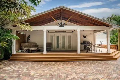 Image de 3br/2ba The Coastal Craftsman ~ Porches Palms & Hammocks