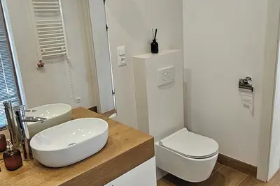 Image de Spacious villa with 5 bedrooms and WiFi, Ac near lake and forest