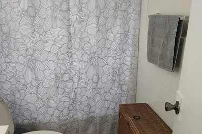 Image de Charming 2-bedroom house in a quiet neighborhood yet convient to everything.