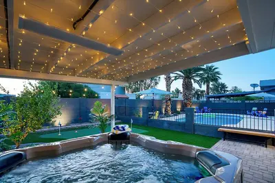 Image de Sunny Poolside Getaway - Glow Golf/Hot Tub/Pool
