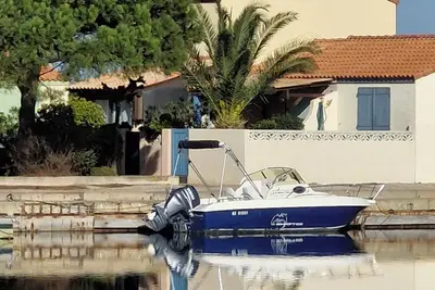 Image de Appartement bord de mer avec piscine et vue lac marin