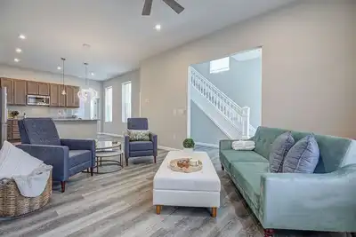 Image de Musketeer Manor ~ 5 bedrooms & 4. 5 baths off street parking & central location! !