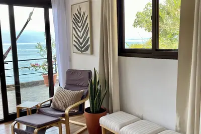 Image de Marvelous brand new, lakefront 2-bedroom house with WiFi in Santa Cruz la Laguna