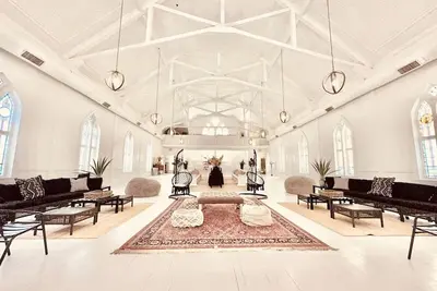 Image de White Bohemian Mansion - Hot tub 9 bedrooms 5 baths
