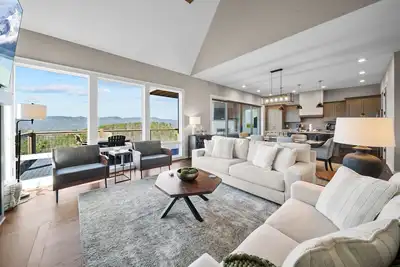 Image de Upscale Mountain Home with Views