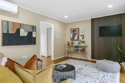 Image de Weeping Elm | Stylish 3br Home Steps from Lake & Taupo Town