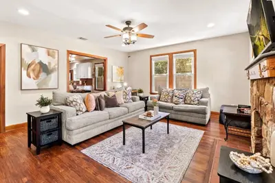 Image de Historic Home Near Stadiums & Uta