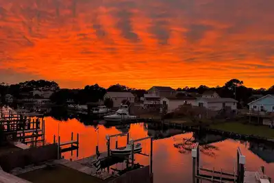 Image de Outerbanks 3 bedroom, 2. 5 bath house canal front with dock