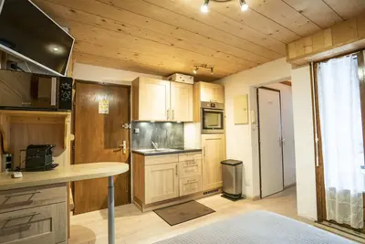 Image de Appartement 'Bien Agencé, Bien Placé-Châtel' avec vue sur les montagnes et balcon