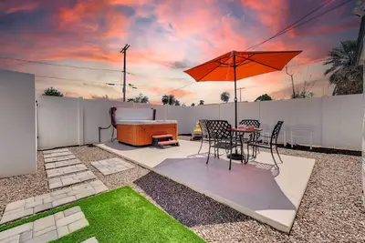 Image de Super 2 Bed with Private Hot Tub! Downtown Mesa.