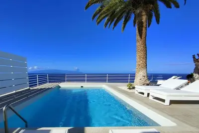 Image de Maison de vacances 'La Casa De Los Gigantes' avec vue sur la mer, piscine privée et Wi-Fi