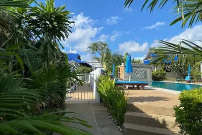Image de Belle Villa avec 3 chambres, 3 salles de bain, piscine commune, accès handicapé
