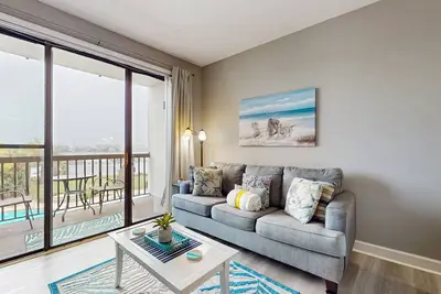 Image de Cozy soundfront studio with shared pool & close to beach