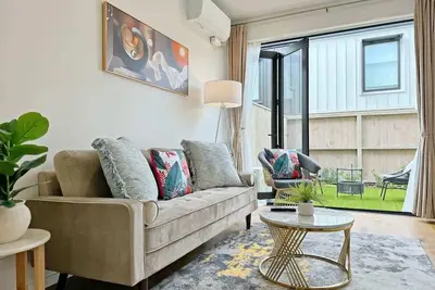 Image de City & Ponsonby Center Side 2 Bdr Townhouse vs Ac