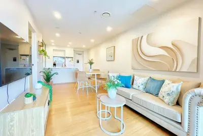 Image de Refreshing Central 2 Bedrooms on Queen St Living