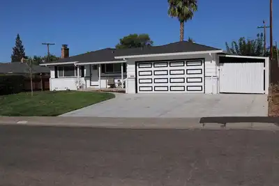 Image de Gorgeous 3br Spacious Home w/ Pool near Ca Capitol