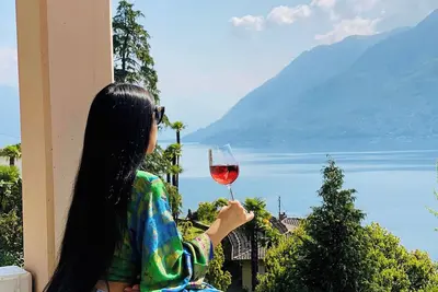Image de Penthouse spectaculaire avec vue sur le lac dans le centre de Brissago