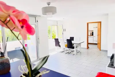 Image de Appartement ensoleillé et moderne avec vue sur le lac Relax