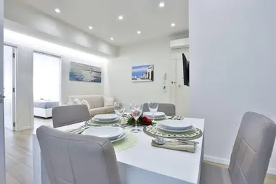 Image de Cozy apartment perfect for 4 people, with two double bedrooms, boasting an internal view from the small balcony, which makes it very quiet. The apartment is located in Via Cimarosa, in the lively Vomero district, an area suitable for all types of travele