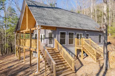 Image de Peaceful A-frame cabin with hot tub, forest views, modern comfort, and total privacy in nature.
