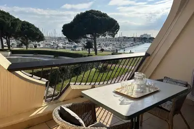 Image de Studio cabine climatisé, piscine, 4 couchages, Port Camargue