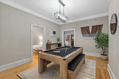 Image de Elegant 7 br Home w Bonus Room