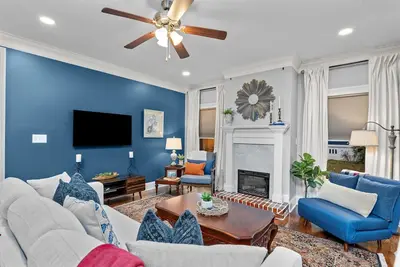 Image de 3 bedroom 3 bathroom home in Augusta. The sleeping arrangements at this property are 3 queen beds, and a fold out chair.