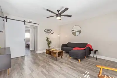 Image de Stylish 2br in Tempe—5 mins to Asu, Mill Ave & Town Lake! Sleeps 4 with king & queen beds, vaulted ceilings, luxe bath, and access to gym, playground & more.