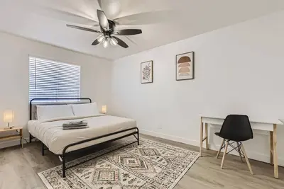 Image de Experience chic living in this recently renovated centrally located 2-bedroom, 2-bathroom home