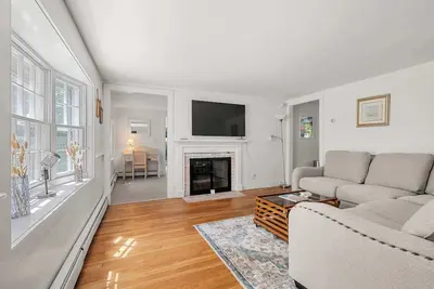 Image de Walk to Seaside Park, Stylish Updated Interior!