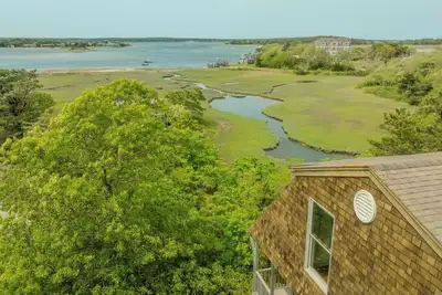 Image de Sweeping Views, 150 Yards to Private Beach!