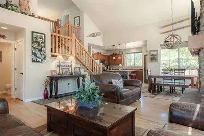 Image de Rocky Mountain Summer Basecamp | Hot Tub & Views