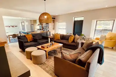 Rondebos Retreat: Tranquil 4-Bedroom Farmhouse with Coastal Views & WiFi