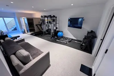 Image de New construction, 4-bedroom house with, fitness room in lovely Bridgehampton