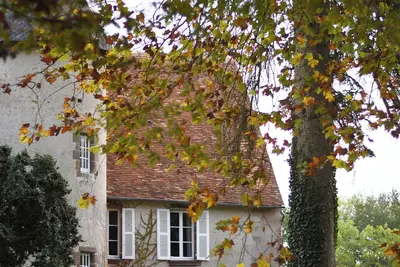 Image de A spacious setting surrounded by nature\nThe castle and its cottage.