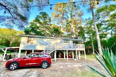Image de Blue Sky StiltsHouse in a Secluded Forest.