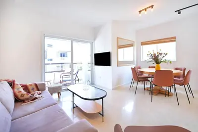 Image de Quiet 2 Br Beachside Apt w/ Balcony by HolyGuest