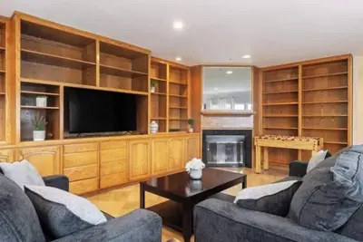 Image de Comfy Ben Lomond Place with foosball table