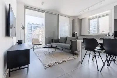 Image de Blueground | Nahalat Byniamin, High End, Balcony (Tlv-50)