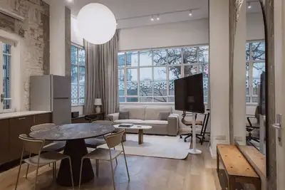 Image de Blueground | Nahalat Byniamin, Exquisite, Patio (Tlv-52)