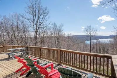 Image de Chic Dog Friendly Chalet w/ Fire Pit & Hot Tub