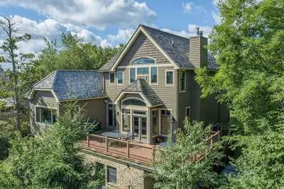 Image de New! Spacious Lake Area Home w/ Fireplace & Hot Tub