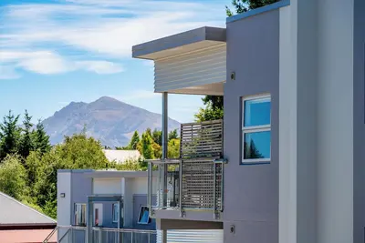 Image de Cozy Central Wanaka Retreat - Walk to Town - Free Parking