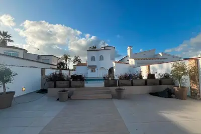 Image de Canal-side house offering luxury and tranquility