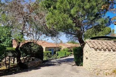 Image de Bastidon*** de plain pied, jardin privatif avec vue sur le Lubéron, piscine.