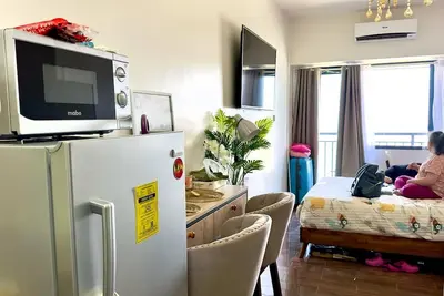 Image de Art's Nest at Air Residences Vibrant Condo in Makati central business district